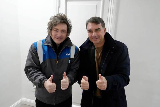 Milei se reúne con Flávio Bolsonaro en Buenos Aires y respalda su candidatura presidencial