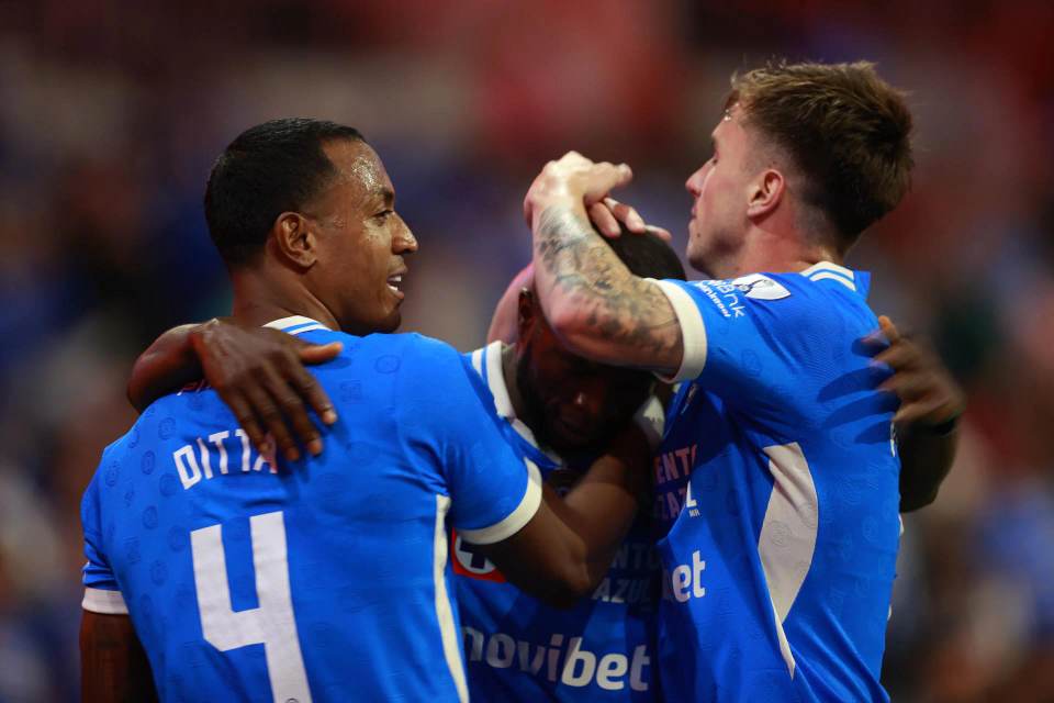 El campeón Cruz Azul vence al Necaxa y detiene racha de derrotas