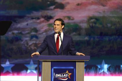 Con oraciones y alabanzas a Donald Trump, republicanos abren convención nacional en Texas