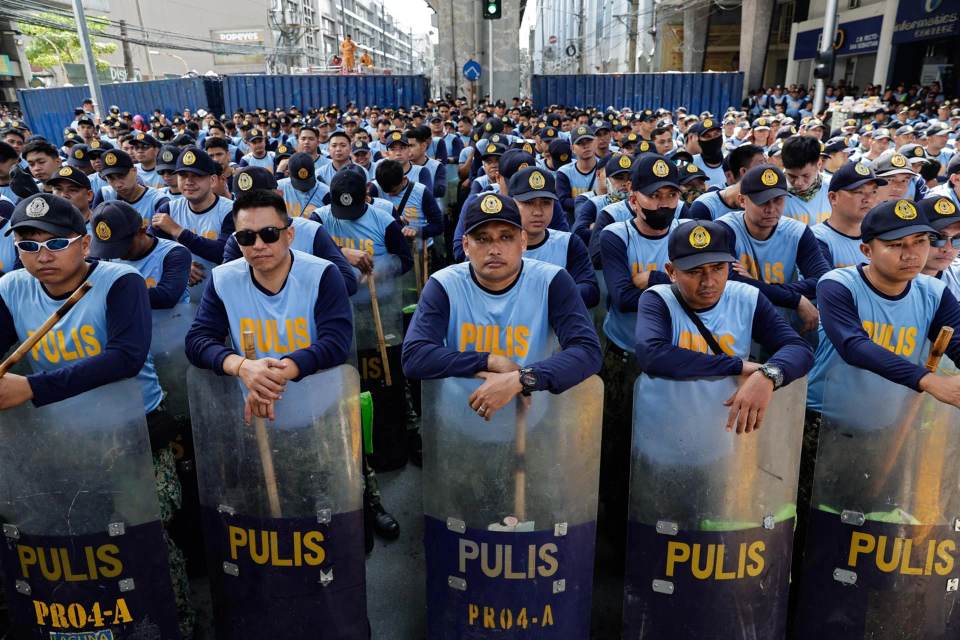 Miles de filipinos se manifiestan contra la dictadura de los Marcos bajo lema "nunca más"