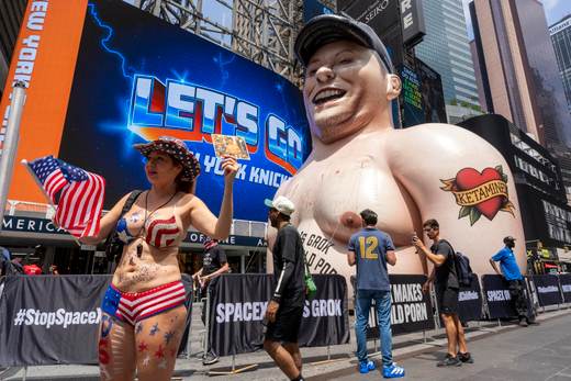 Un Musk gigante toma Times Square como protesta contra pornografía generada con IA