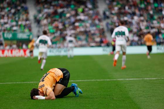 1-0.- Cepeda y Dituro dan aire al Elche ante un Valencia que elige sufrir