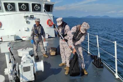 Malasia busca a 14 desaparecidos tras naufragar una embarcación con migrantes indonesios