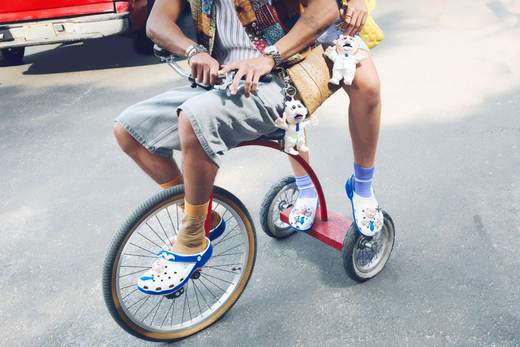 Crocs y Dr. Simi: la alianza que convierte la autenticidad en tendencia