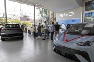 Nepal llena el Himalaya de coches eléctricos chinos y logra la segunda cuota mundial
