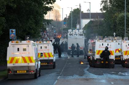 Segunda noche de disturbios en Belfast tras apuñalamiento de un hombre por un sudanés