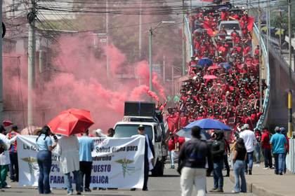 Trabajadores hondureños exigen empleos, mejores salarios y frenar el alto costo de la vida
