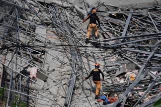 Tres muertos y 17 desaparecidos tras derrumbe de edificio en construcción en Filipinas