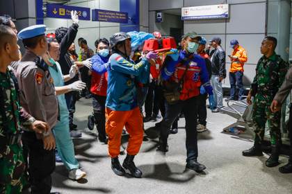 Sube a 16 la cifra de víctimas mortales en el choque de trenes de Indonesia, todas mujeres