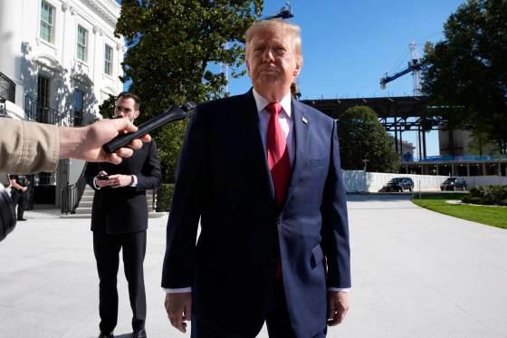 Trump dice no saber nada del regreso de Machado a Venezuela y que espera que esté a salvo