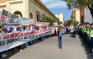 Médicos paraguayos vuelven a manifestarse en las calles para exigir ajustes salariales