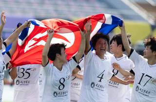 Las futbolistas norcoreanas alzan el título y ostentan su bandera en Corea del Sur