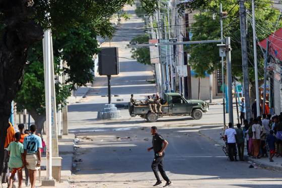 Fuertes tiroteos entre fuerzas gubernamentales y opositoras sacuden la capital de Somalia
