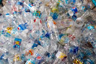 Descubren los obstáculos que dificultan el reciclaje completo de las botellas de plástico