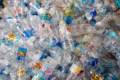 Descubren los obstáculos que dificultan el reciclaje completo de las botellas de plástico