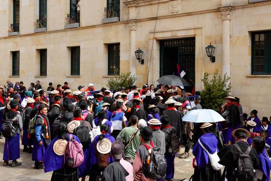 Centenares de indígenas protestan en Bogotá por decisiones del Gobierno sobre sus tierras