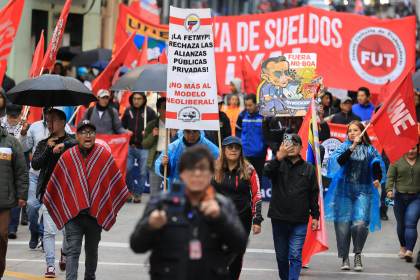 Sindicatos de Ecuador marchan por "cambios radicales" en salud, educación y empleo