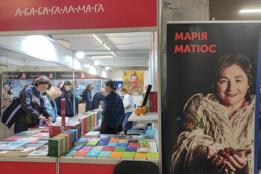 La industria del libro ucraniana resiste la destrucción de 15 millones de libros por Rusia