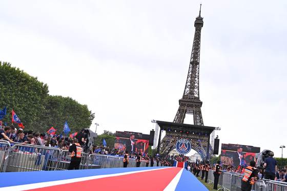 Los fans del PSG inundan el Campo de Marte: "Luis Enrique es la estrella del equipo"
