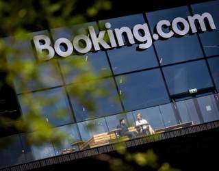 Bruselas investiga si Booking vulnera la norma contra los anuncios fraudulentos y las estafas