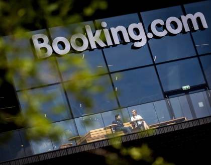 Bruselas investiga si Booking vulnera la norma contra los anuncios fraudulentos y las estafas