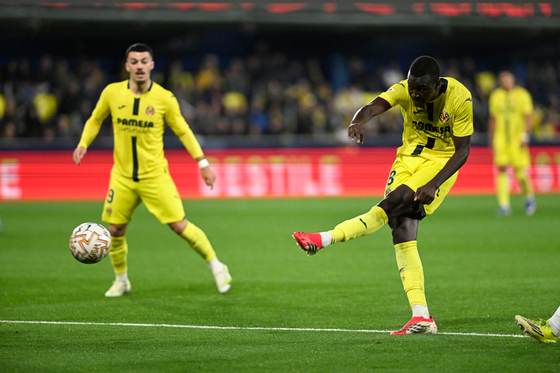 Pape Gueye recibe el premio al mejor jugador africano de LaLiga