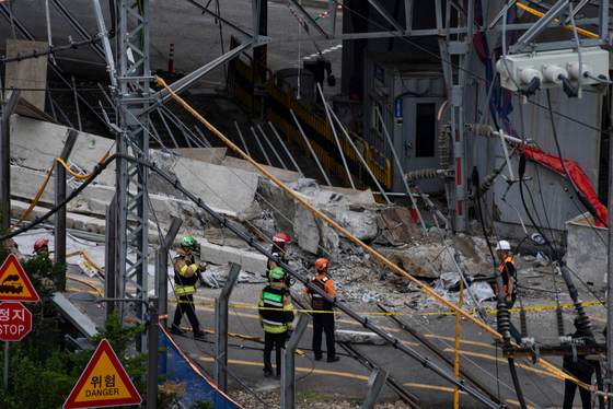 Al menos tres muertos y tres heridos tras derrumbe de un paso elevado en el centro de Seúl