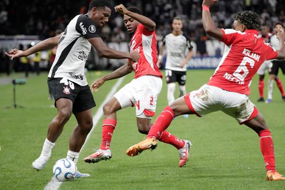 2-0. Corinthians castiga a Santa Fe y se afianza en el liderato