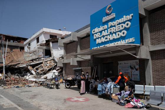 Venezuela comienza a recibir ayuda internacional mientras las muertes se acercan al millar