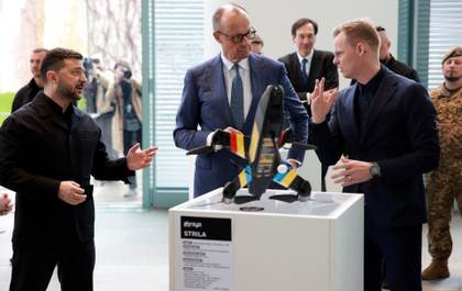 Zelenski y Merz recorren en la Cancillería una muestra de drones de producción conjunta