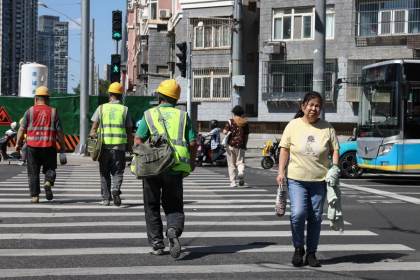 La producción industrial china al 5,2 % interanual en agosto mientras el consumo frena