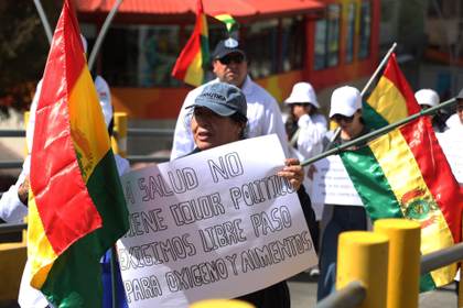Médicos marchan en Bolivia para exigir "pausa humanitaria" en bloqueos y salvar pacientes