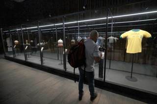Museo mexicano Jumex estrena colección de objetos de Pelé y Messi a dos días del Mundial