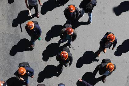 Central Obrera Boliviana encabeza marcha para reclamar un aumento salarial del 20 %