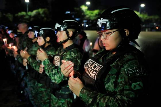 Colombia rinde homenaje en varias ciudades a las víctimas del accidente de avión militar