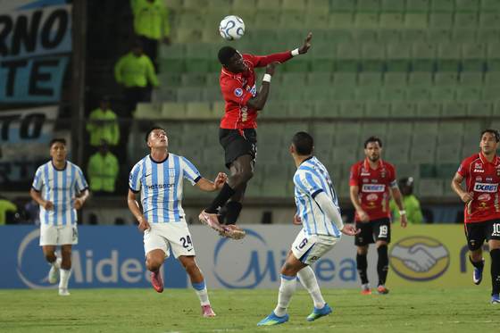 1-1. Caracas complica situación de Racing y sigue tras la sombra de Botafogo