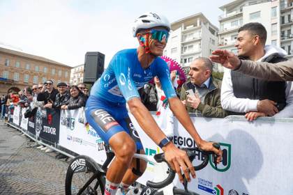 Del Toro conquista el 'Tridente' de la Tirreno Adriático