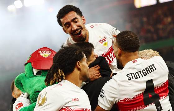 2-1. Un golazo de Tiago Tomas lleva al Stuttgart a la final contra el Bayern Múnich