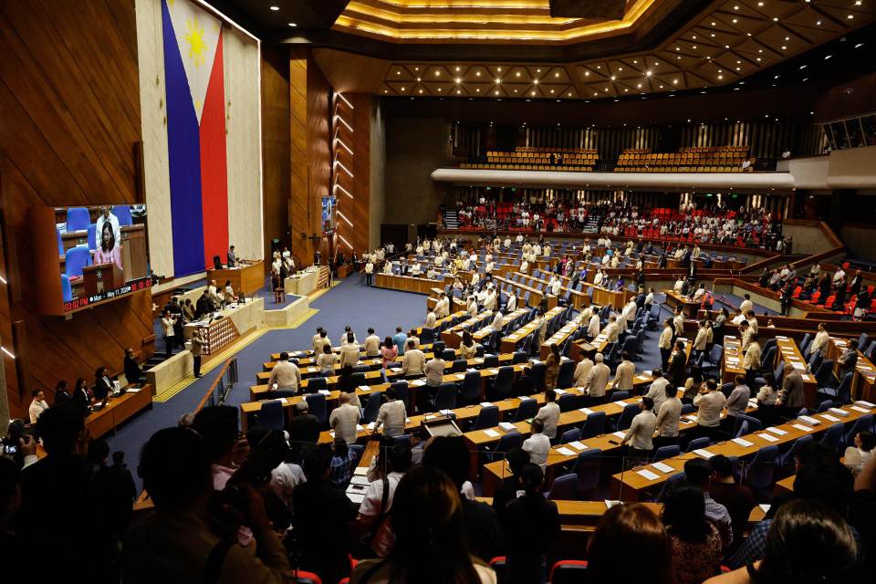 Diputados filipinos aprueban moción para destituir a Sara Duterte, que depende del Senado