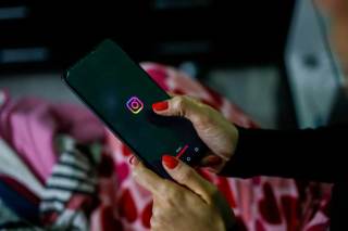 Cómo operan en la política latinoamericana las granjas de bots como la hallada en Bolivia