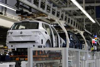 México debe pasar de producir automóviles a controlar cadenas de valor, advierte experto