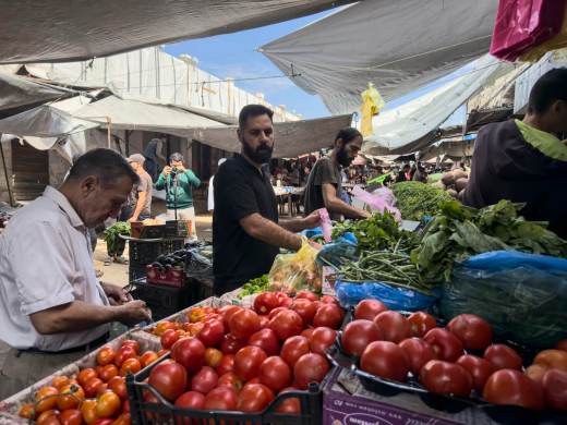 Precios disparados y bolsillos vacíos en los mercados de Gaza tras el corte de mercancías