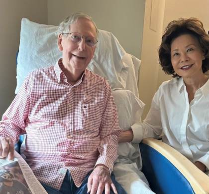 Senador estadounidense Mitch McConnell reaparece tras semanas hospitalizado por una caída