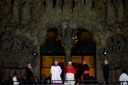 El papa bendice la Torre de Jesús de la Sagrada Familia, obra del "arquitecto de Dios"
