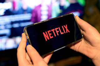 Netflix cae un 10 % en bolsa tras el anuncio de la salida de su presidente y cofundador