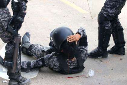 Suben a seis los policías heridos, cuatro por disparos, en desbloqueo de vías en Bolivia