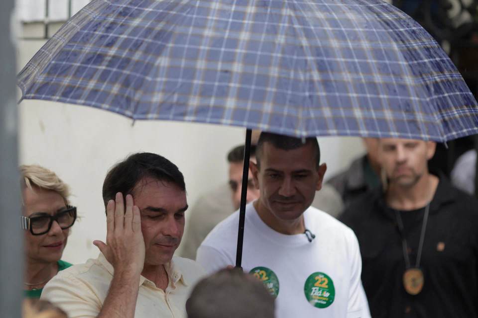 Flávio Bolsonaro pide salir a las urnas "con lluvia o con sol" para cambiar el país