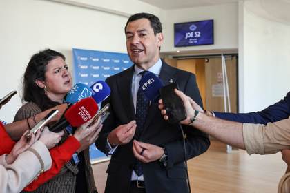 Moreno tacha de "preocupante" amenaza de embargo de Trump y dice que España está "aislada"