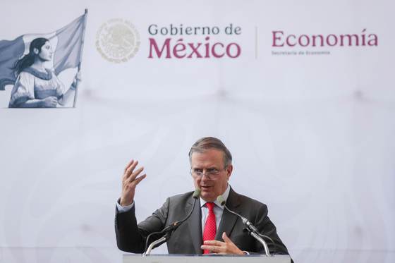 México asegura que EE.UU. "no quiere salirse" del T-MEC pese a su rechazo a extenderlo
