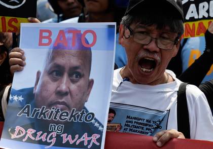 El exjefe de Policía filipino requerido por La Haya sale del Senado tras días atrincherado